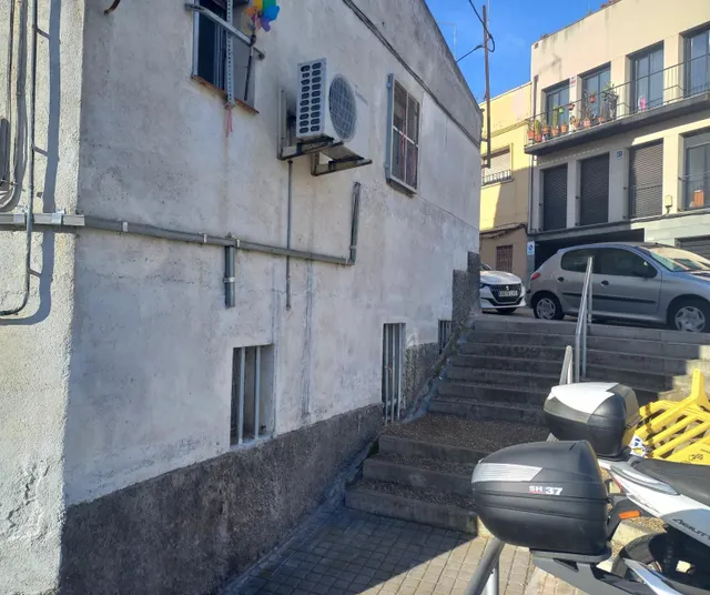 CHALET ADOSADO A REFORMAR, ESQUINERO CON SALIDA A DOS CALLES — 49