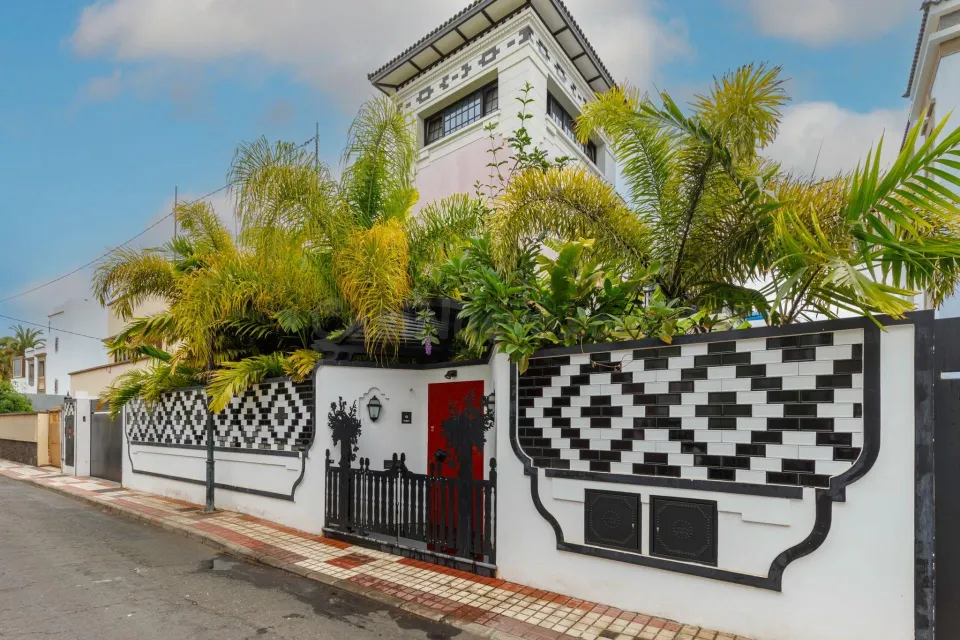 Chalet reformado independiente con jardín y piscina - Ciudad Jardín