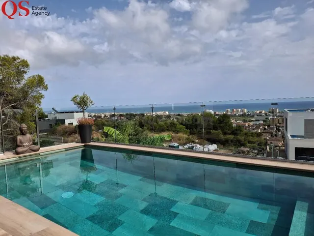 Villa contemporánea con piscina y vistas panorámicas al mar en Cunit — 3