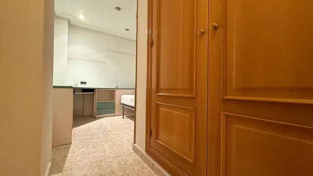 ✨ Piso de 135 m2 en pleno centro de Torrevieja, junto a la Plaza de la Constitución – Amplio, luminoso y con infinitas posibilidades ✨ — 13