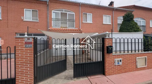 ADOSADO CON GARAJE Y PATIO- JARDIN EN VILLORIA - foto 3