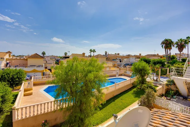 Bungalow con solárium, orientación sur y vistas a la piscina comunitaria — 20
