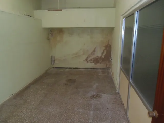 LOCAL ACONDICONADO  DE 400MTRS NECESITA REFORMAS SE DA CARENCIA, BIEN SITUADO  ES PLANTA SEMI SOTANO, CON OFICINAS Y BAÑOS, ZONA LA PAZ — 10