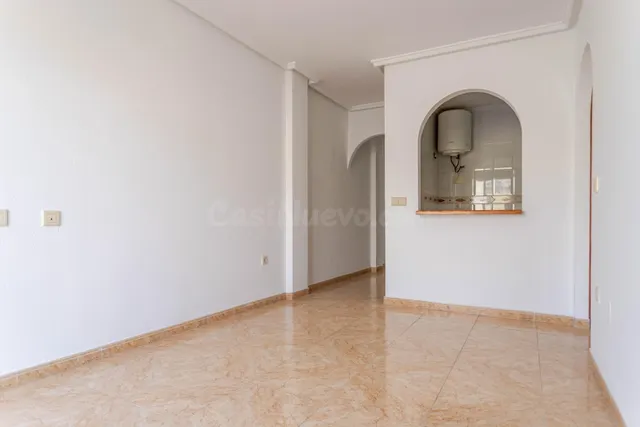 Ático de 2 dormitorios con piscina comunitaria en el corazón - foto 5