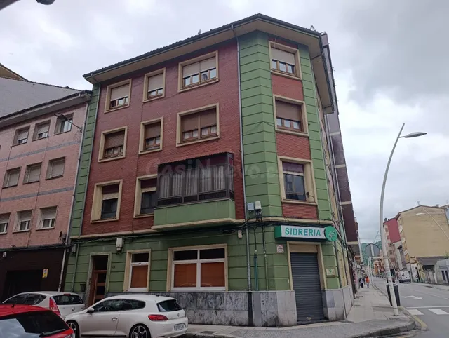 Amplio piso con terraza y enormes posibilidades en Sama de L