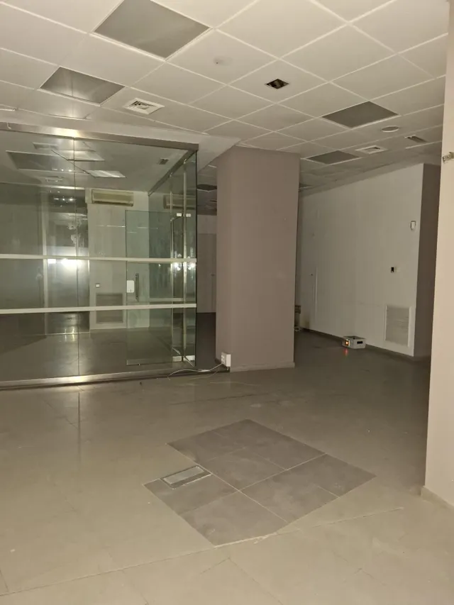 SE VENDE LOCAL EN RENTABILIDAD EN CALLE MAURICIO LEGENDRE 4. — 11