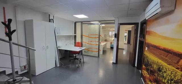 SE ALQUILAN OFICINAS DE DIVERSOS TAMAÑOS, EDIFICIO CÉNTRICO,