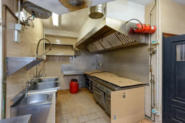Casa tradicional con tres viviendas y antiguo local hostelero en arroes, Villaviciosa — 17