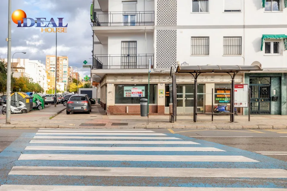 Localazo en esquina con mas de 30 de fachada. Avd de Dilar junto ambulatorio del Zaidín