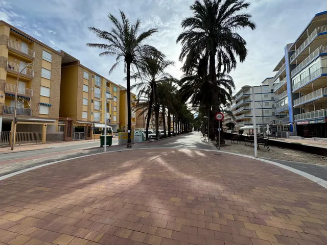 ESTUDIO COMPLETAMENTE REFORMADO.- 1ª LINEA DE MAR — 40