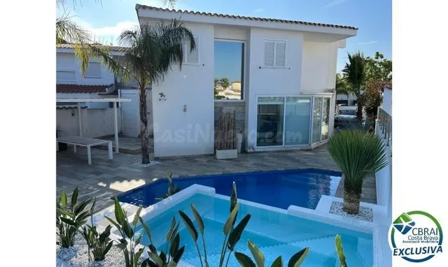 Empuriabrava preciosa casa moderna amb piscina i amarri prop