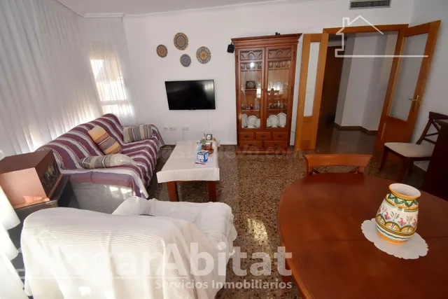 ¡LUZ A RAUDALES! AMPLIO, ALTO Y ESQUINERO CON BALCÓN Y DOS P