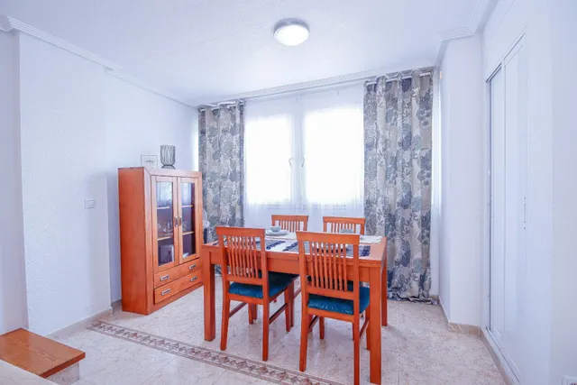 SE ALQUILA APARTAMENTO CON VISTAS AL MAR DE 2 DORMITORIOS Y  - foto 3