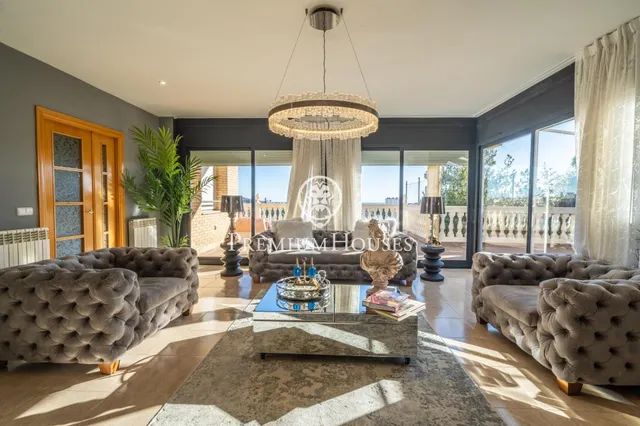 Chalet en venta con ascensor, piscina y grandes espacios en 