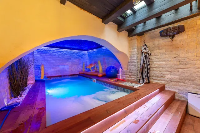 VIVIENDA CON PISCINA PRIVADA CLIMATIZADA Y TERRAZA