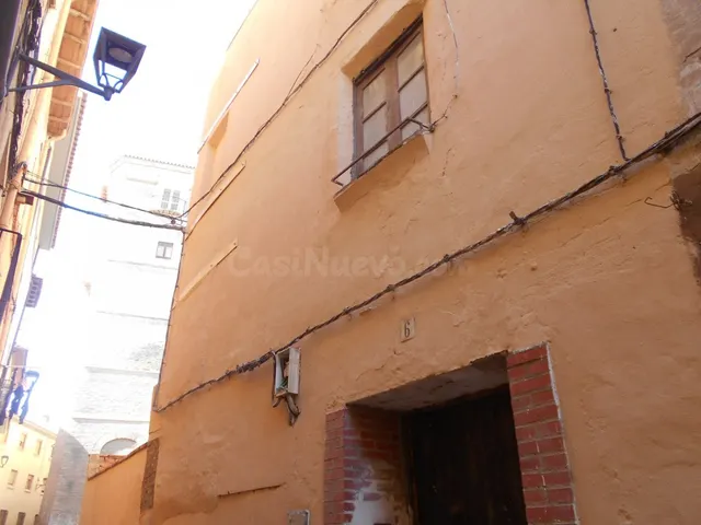 VENDO O CEDO EN USUFRUCTO PISOS PARA REFORMAR EN TARAZONA - foto 2