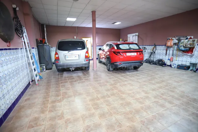 CASA EN ESQUINA CON GARAJE DE 87 METROS, DORMITORIO Y BAÑO E