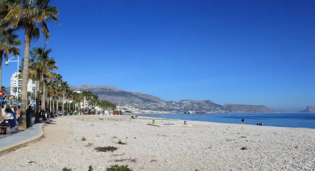 se vende restaurante, equipado a 50 de la playa. Terraza cerrada. — 17
