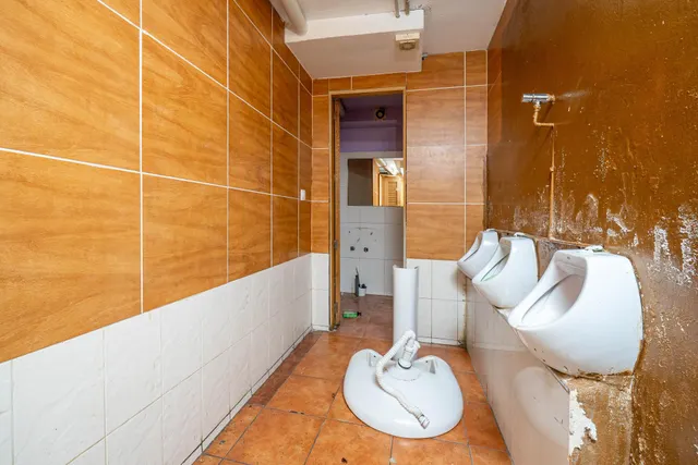Local comercial de 200 m2 cerca del estadio Los Carmenes, magnifica oportunidad de inversion — 17
