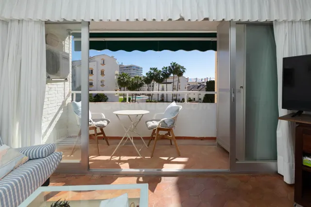 Apartamento con terraza y piscina a diez minutos del mar, en