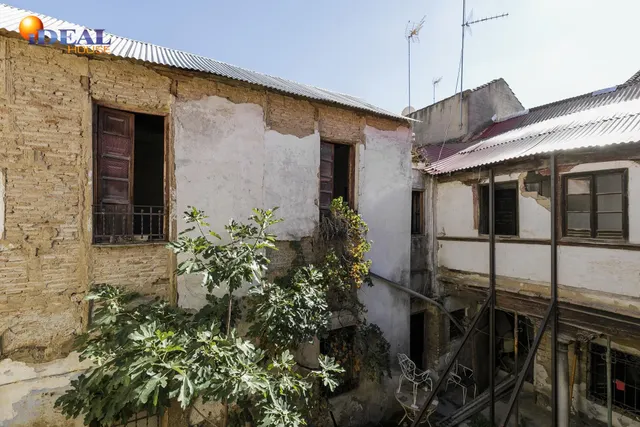 Edificio histórico junto a Plaza Larga, en el corazón del Albaicín (Granada) — 27