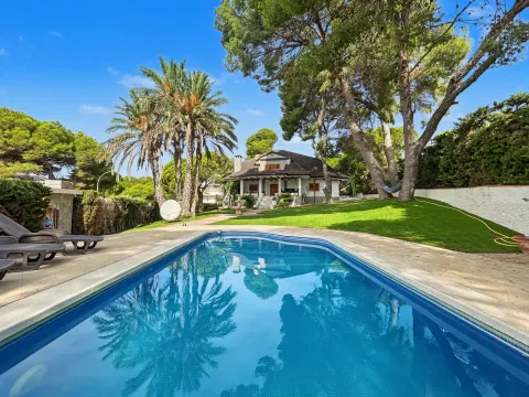Villa mediterránea con piscina privada a pocos metros de la playa de La Glea