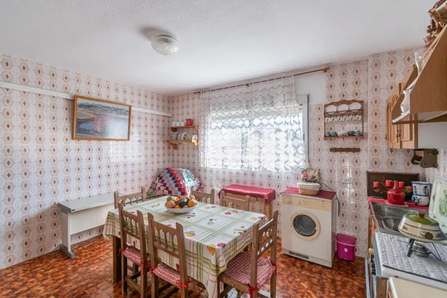 Gran Casa en Esquina en Atarfe – 4 Dormitorios, Piscina, Garaje y Espacio Comercial — 34