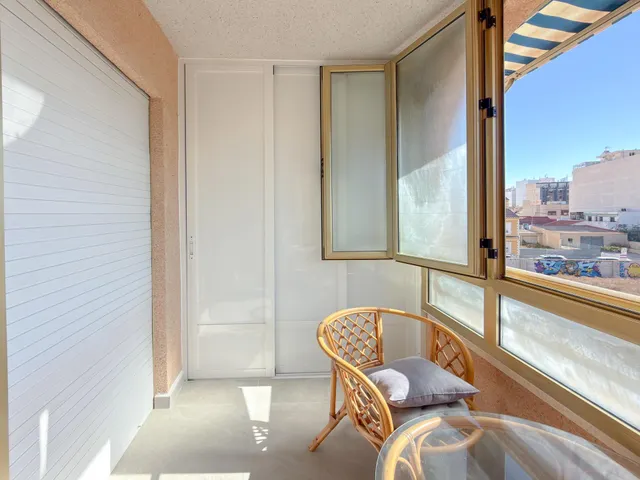 OPORTUNIDAD! Fantástico apartamento reformado con confortable terraza y vistas despejadas (210 Mts playa) — 12
