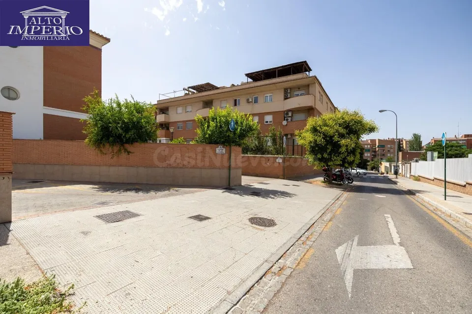 AMPLIA CASA ADOSADA DE 241 m2 CON 4 DORMITORIOS, GARAJE, SÓTANO, PATIO Y TERRAZAS