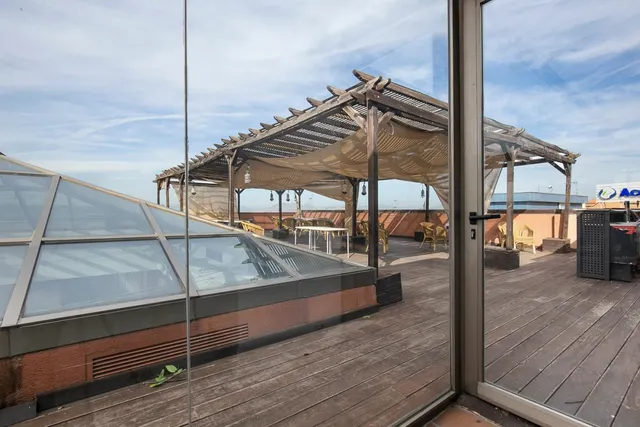 Espectacular edificio a las puertas de Granada , con un uso terciario , con 5 plantas. — 32