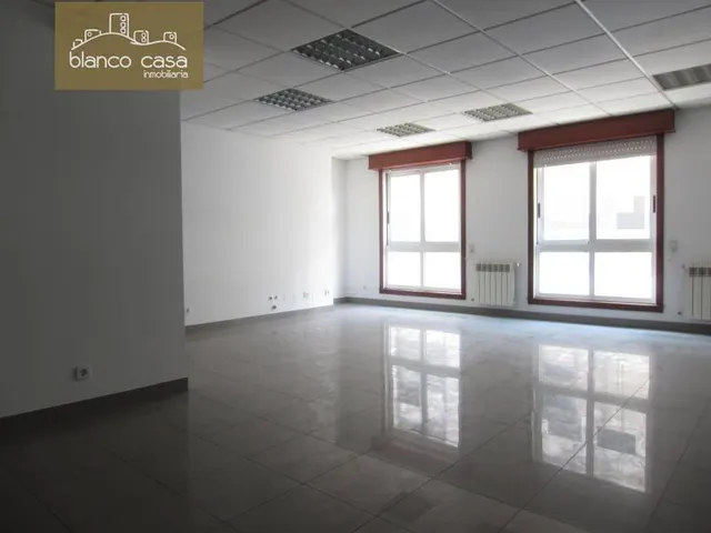 Alquiler de local para oficina de 66m2 en calle peatonal y comercial por 385€/mes — 3