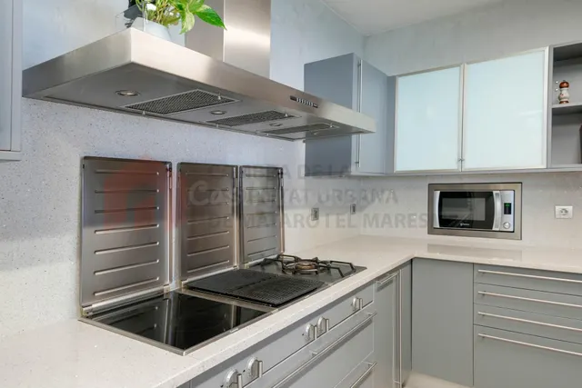 Gran casa en Mataró con jardín, piscina y 2 garajes en ubica - foto 3