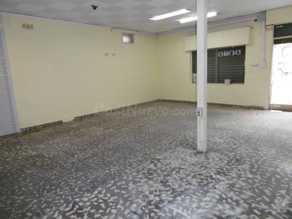 LOCAL COMERCIAL CON MUCHA FACHADA