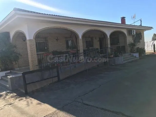 HIPOTECABLE - GRAN PARCELA CON 2 CASAS, VARIAS NAVES, UNA PA