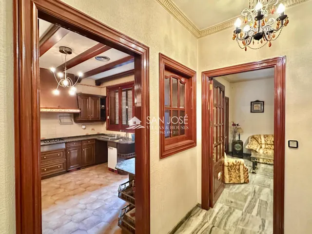 SE VENDE CASA CON PISCINA EN GLORIETA DE NOVELDA. — 24
