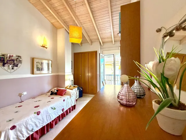 Chalet adosado esquinero con jardín privado, terrazas y garaje doble en La Patacona — 28