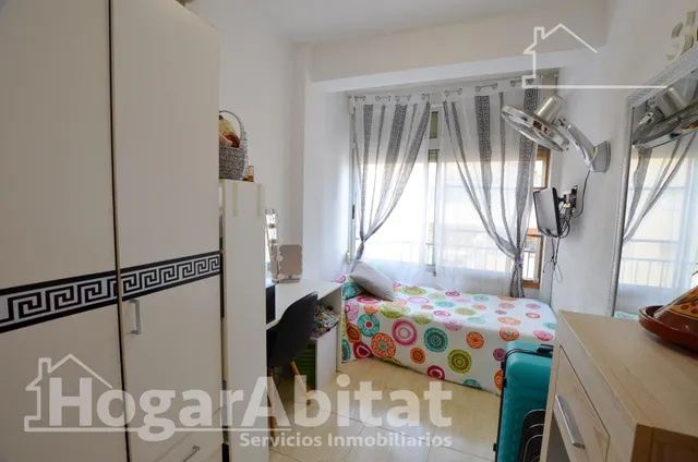 ¡En buena zona! Amplio, moderno y esquinero con gran balcón de buenas vistas — 21