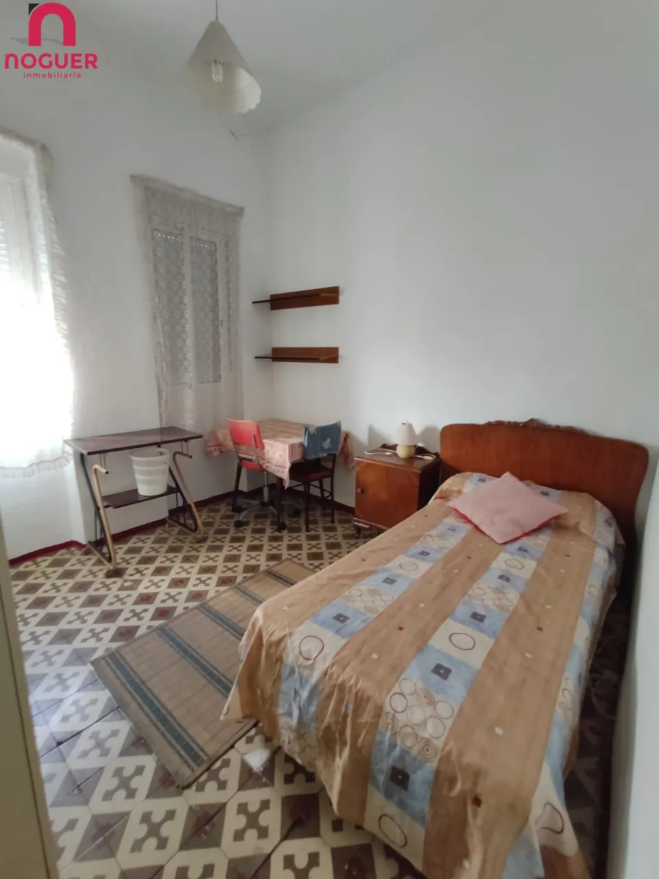 SE ALQUILA habitación  EN PISO COMPARTIDO JUNTO A LA AVENIDA REPUBLICA ARGENTINA