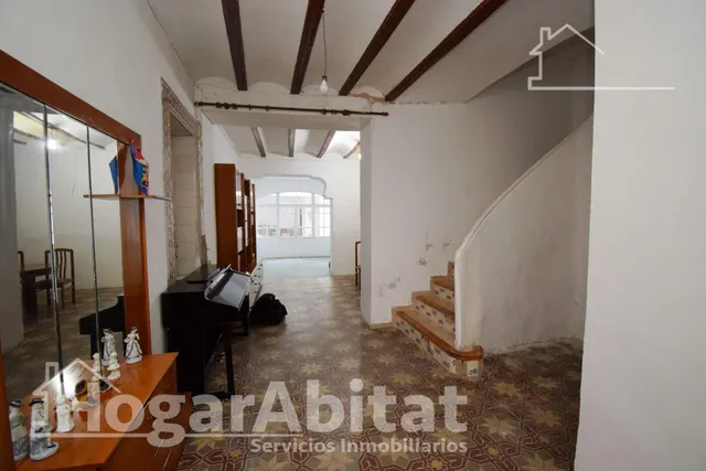 AMPLIA CASA CON 2 TERRAZAS Y GARAJE — 42