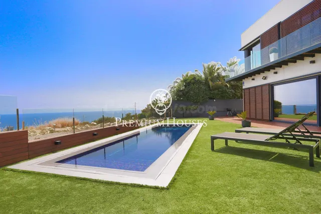 Casa independiente a la venta con vistas al mar en Montgavin