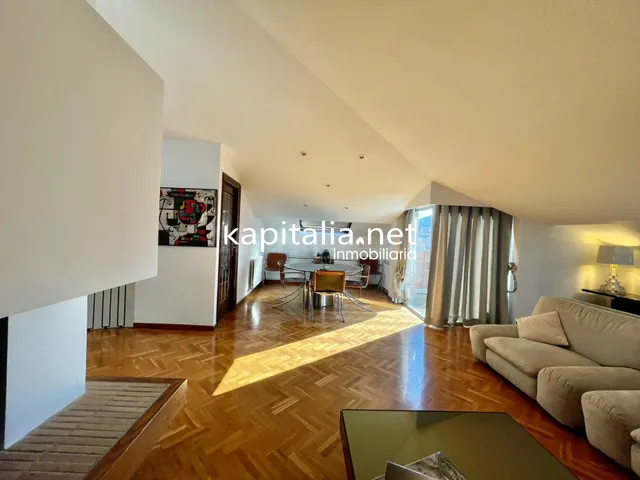 Ático duplex con chimenea y vistas panorámicas — 4
