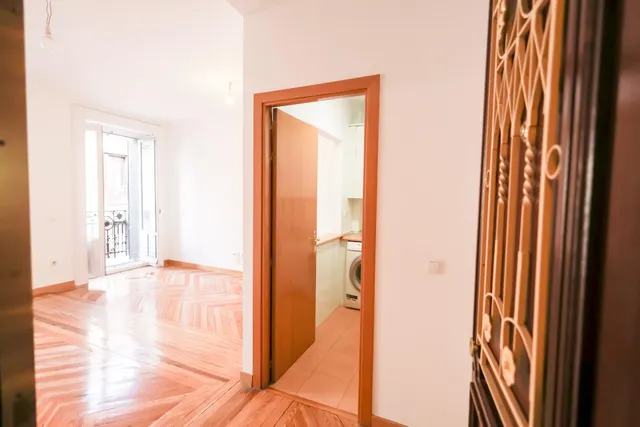 Piso en alquiler en calle de Concepción Jerónima 35, Madrid — 2