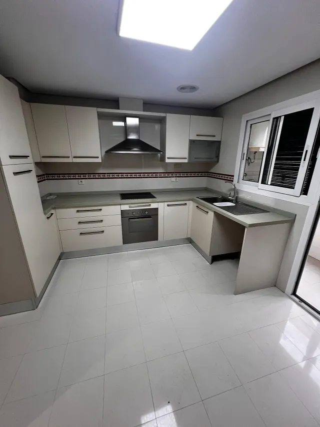 Amplio piso en alquiler en Torrevieja – 3 habitaciones, terraza y garaje incluido — 10