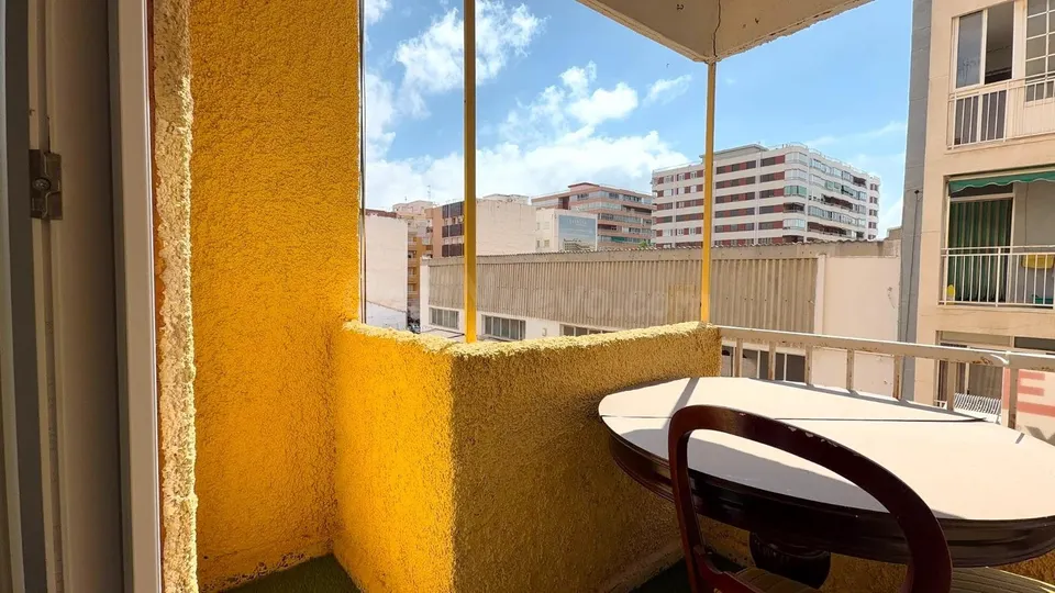 Apartamento con terraza, Alicante, Torrevieja, Playa del Acequión. 3 habitaciones, 108 m2, 90 metros al mar