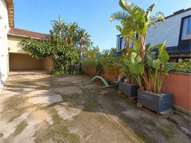 CASA LLENA DE POSIBILIDADES A UN PASO DEL MAR.- — 25