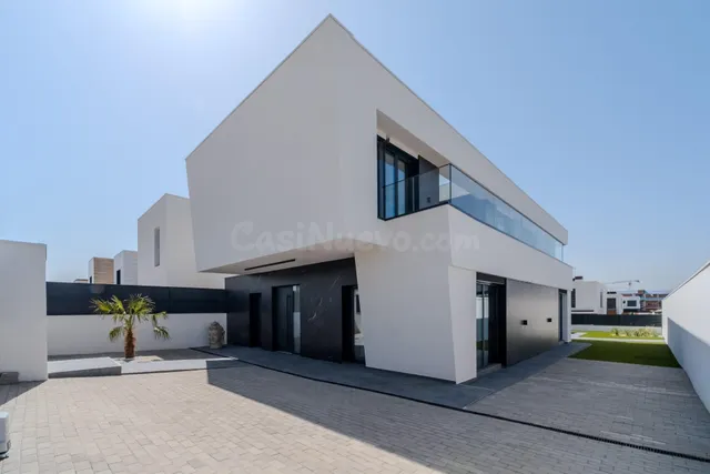 Chalet Pareado de Diseño Vanguardista con Piscina y Máxima E - foto 4