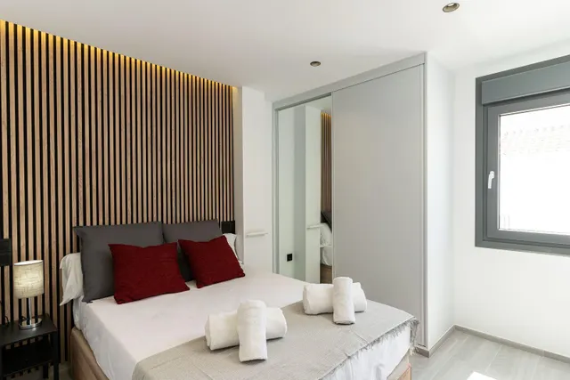 Exclusivo Piso Totalmente Reformado con Terraza en el Centro de Estepona — 17