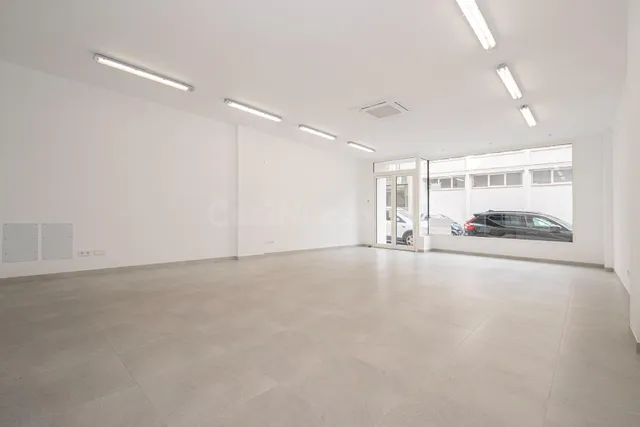 Local seminuevo a pie de calle con patio ajardinado al lado del Paseo Mallorca — 4