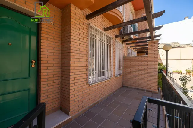 En venta casa unifamiliar en recinto cerrado en Granada capital — 28