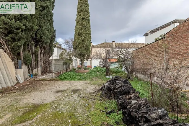 Casa con Parcela a Reformar en Granada — 2